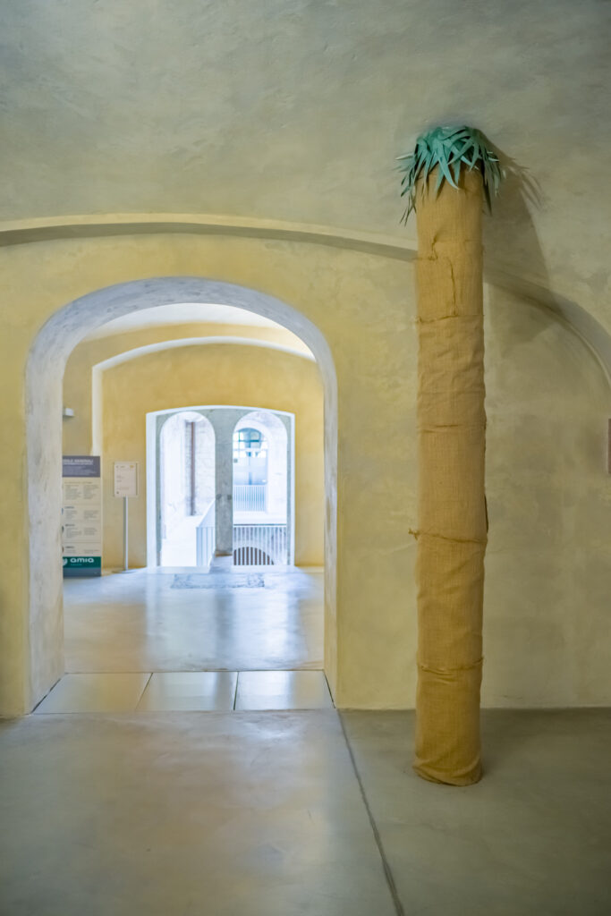 Judith Hopf, Palmenbaum, 1999 – Courtesy l_artista, Ph. F. Tommasoli