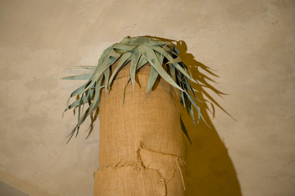 Judith Hopf, Palmenbaum, 1999 – Courtesy l_artista, Ph. F. Tommasoli(3)