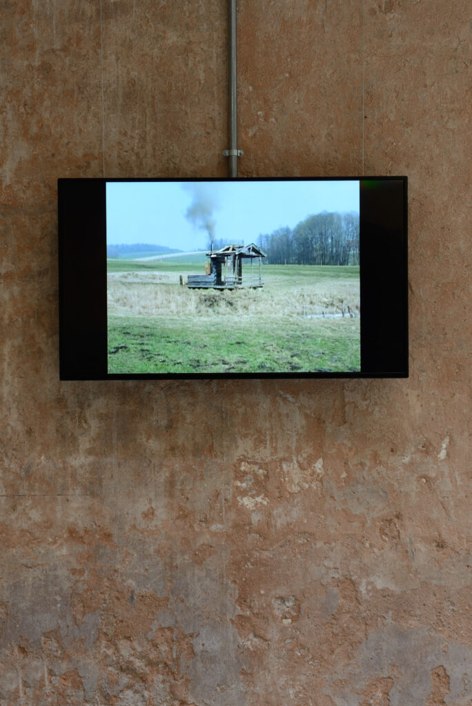 Michael Sailstorfer, 3 Ster mit Ausblick, 2002 – Courtesy l_artista, Ph. M. A. Sereni