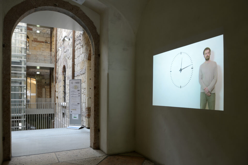 Ivan Moudov, Performing Time, 2012 – Courtesy l_artista, Ph. M. A. Sereni