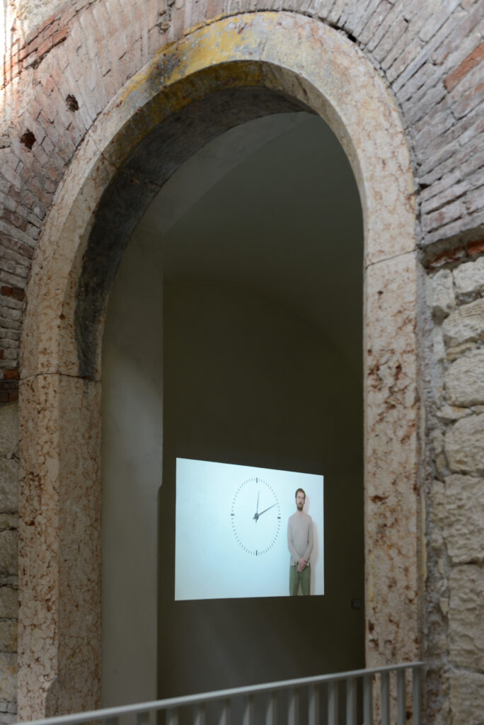 Ivan Moudov, Performing Time, 2012 – Courtesy l_artista, Ph. M. A. Sereni(1)