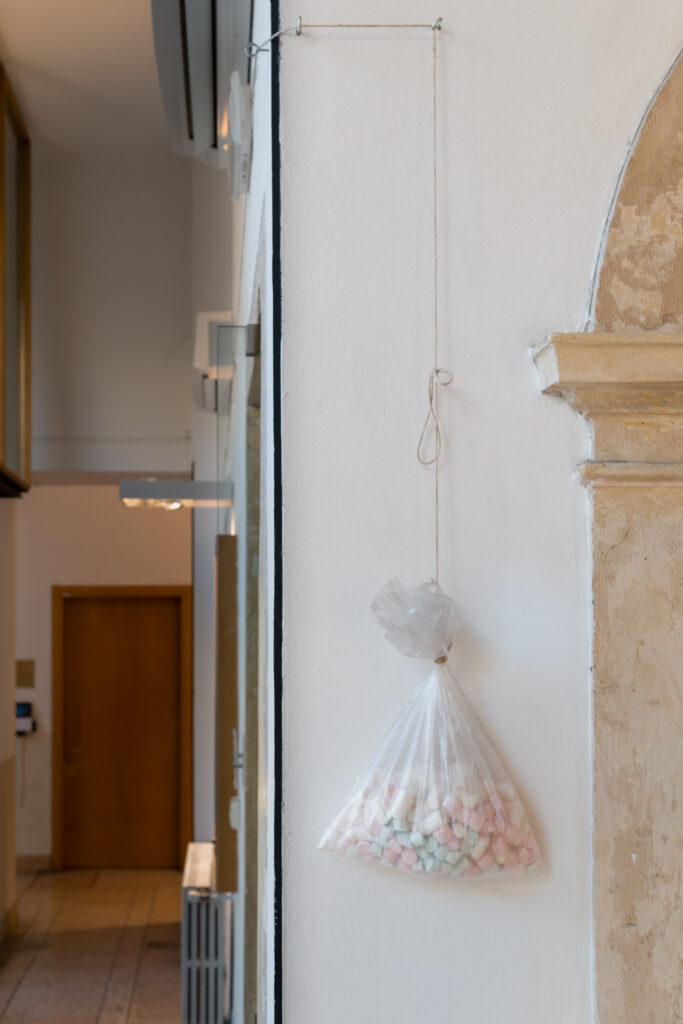 Jirí Kovanda, Untitled (equilibrium), 2007 – Courtesy l_artista, Ph. F. Tommasoli(3)