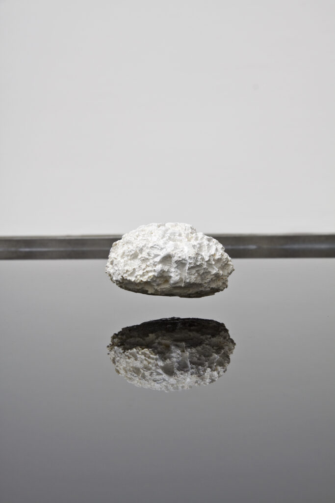 Luca Pozzi, Background inside platform through M influence (White), 2009 – Courtesy l_artista