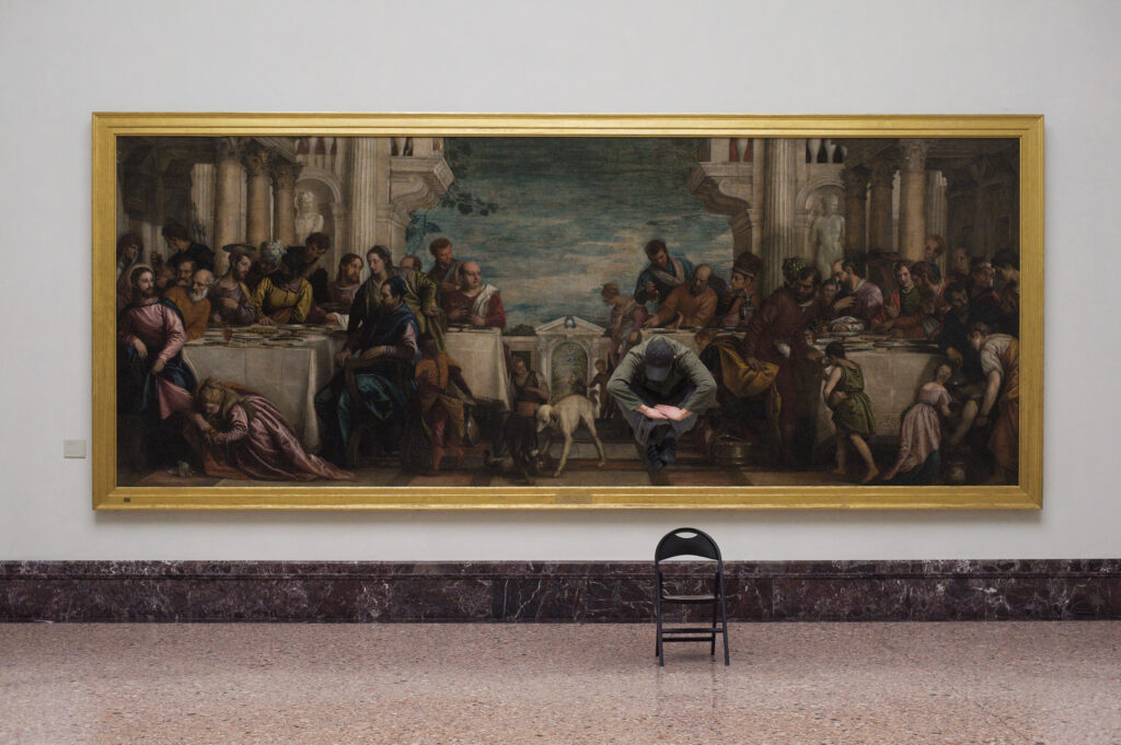 Luca Pozzi, Supersymmetric partner, Cena in casa di Simone, Paolo Veronese, Pinacoteca di Brera, Milano, 2007-2009 – Courtesy l_artista